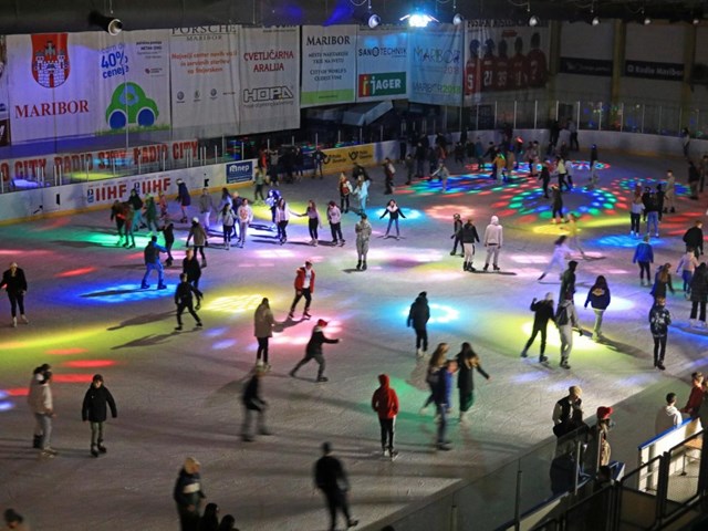 Schlittschuhlaufen in der Eishalle Tabor