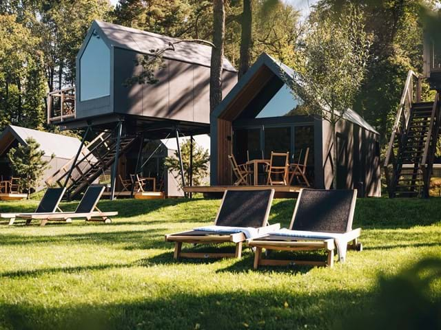 Villaggio del cioccolato vicino al fiume - glamping resort di lusso