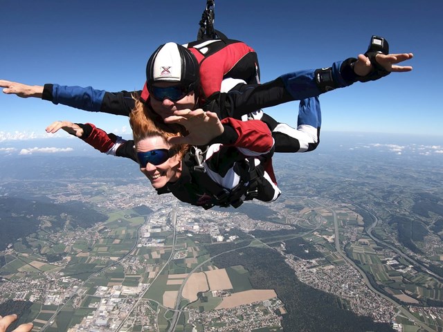 Jump tandem with a parachute