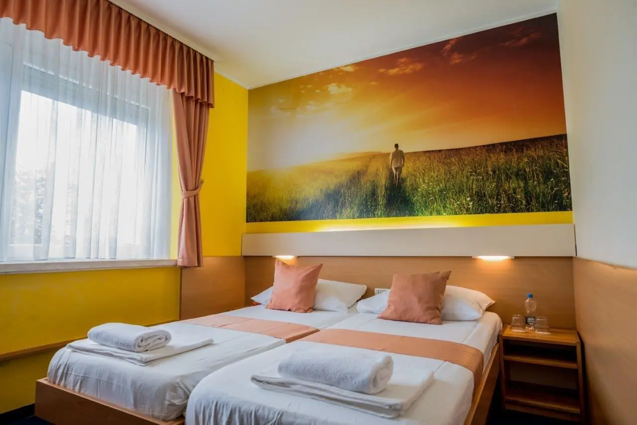 Hotel Tabor Dvoposteljna Soba Double Room Maribor Slovenia Slovenija Pohorje Uros Leva