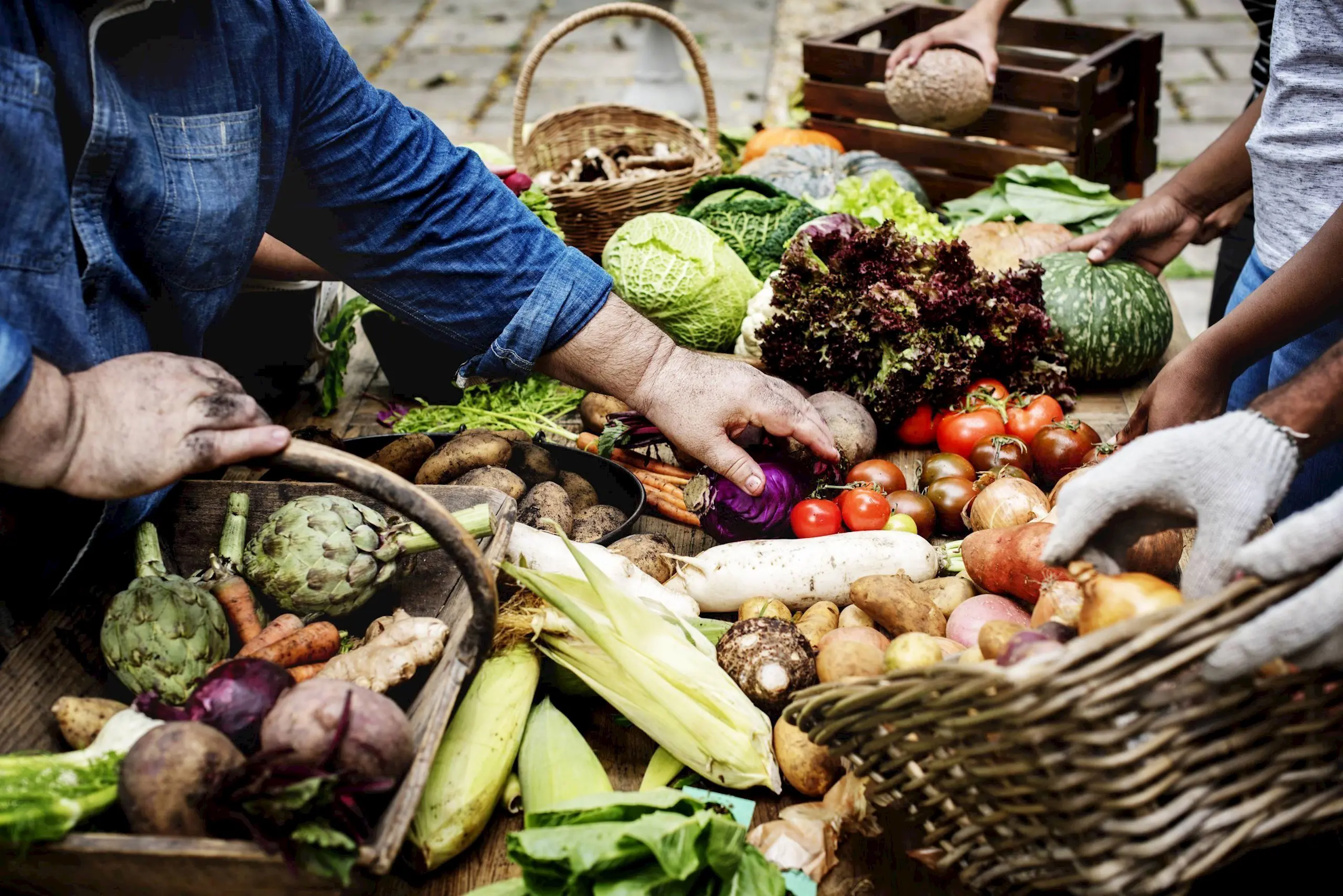 Closeup Of Hand Buying Fresh Organic Vegetable At Pzsgl8V 1
