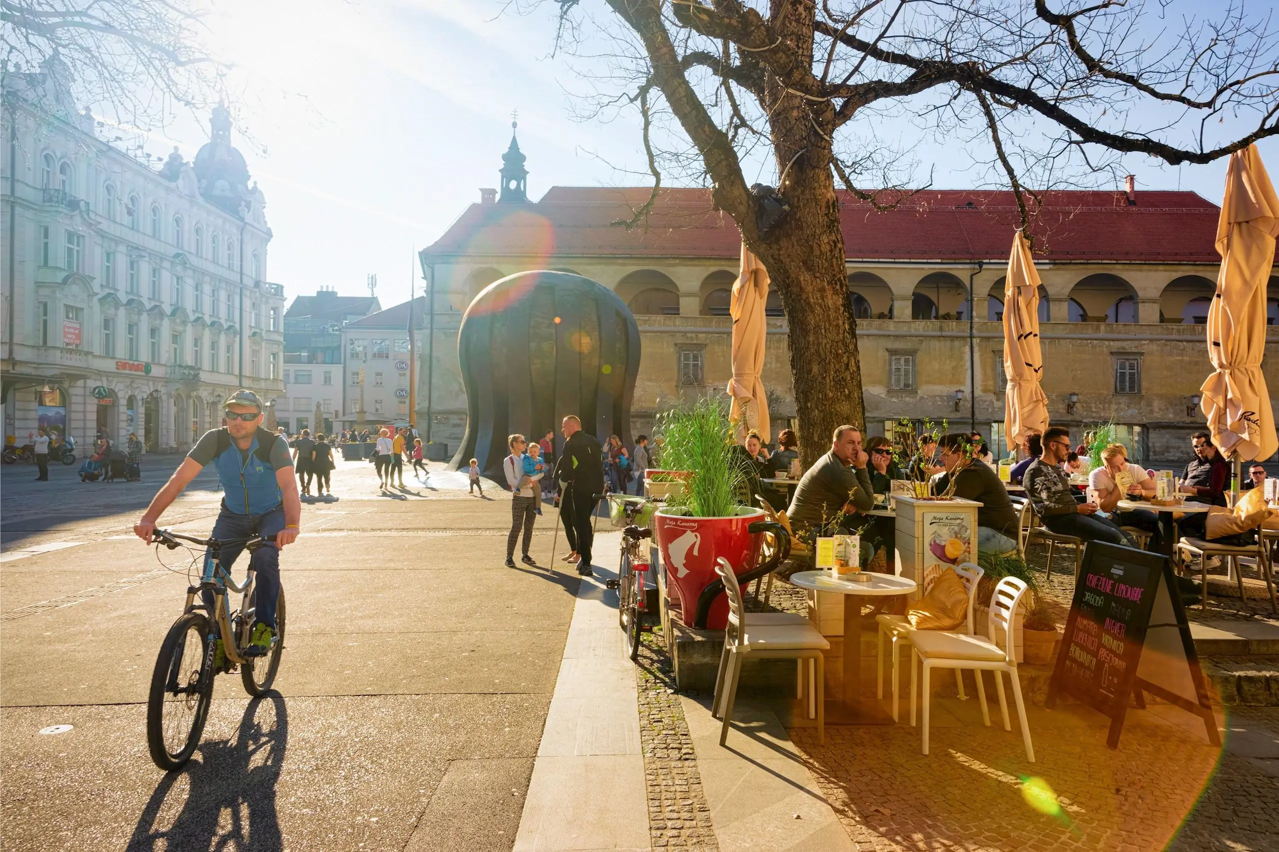 Mestni Utrip Spomenik Nob Trg Svobode Maribor Pohorje Slovenija Slovenia Shutterstock Roman Babakin