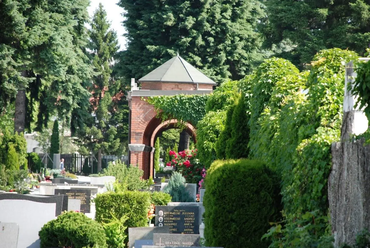 Pokopalisce Pobrezje Czeikejeve Arkade 2