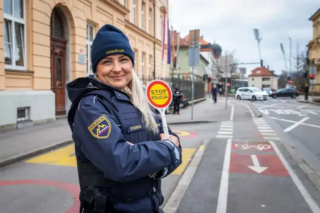 Nina Policistka
