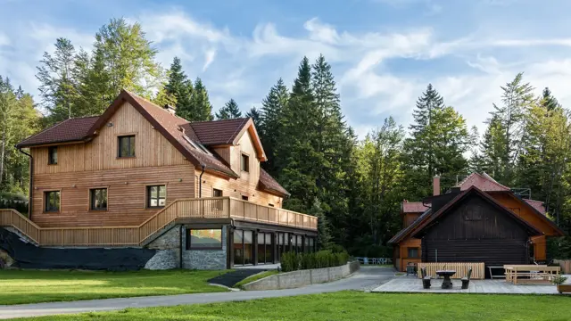 Apartmaji in koča Storžek