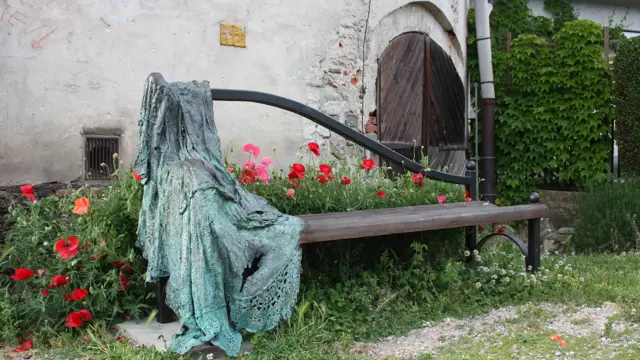 4. unikatna umetniška klop: Ženska klop