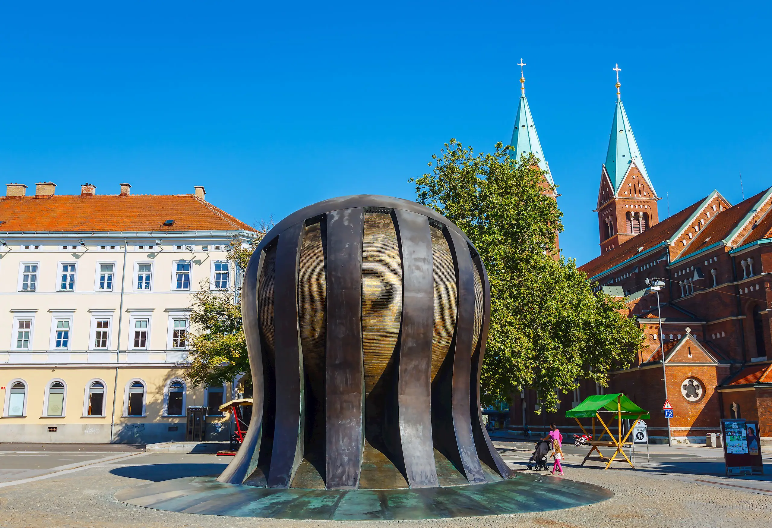 Spomenik Nob Trg Svobode Maribor Pohorje Slovenija Slovenia Shutterstock Littleaom